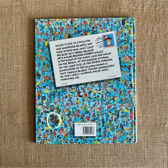 WHERE’S WALDO Oversized Hardback Search and Find Fun Book - Picture 2 of 11